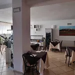 普拉塔尼酒店